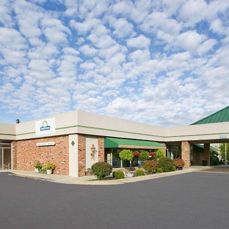 Days Inn By Wyndham Sidney Oh Exterior foto