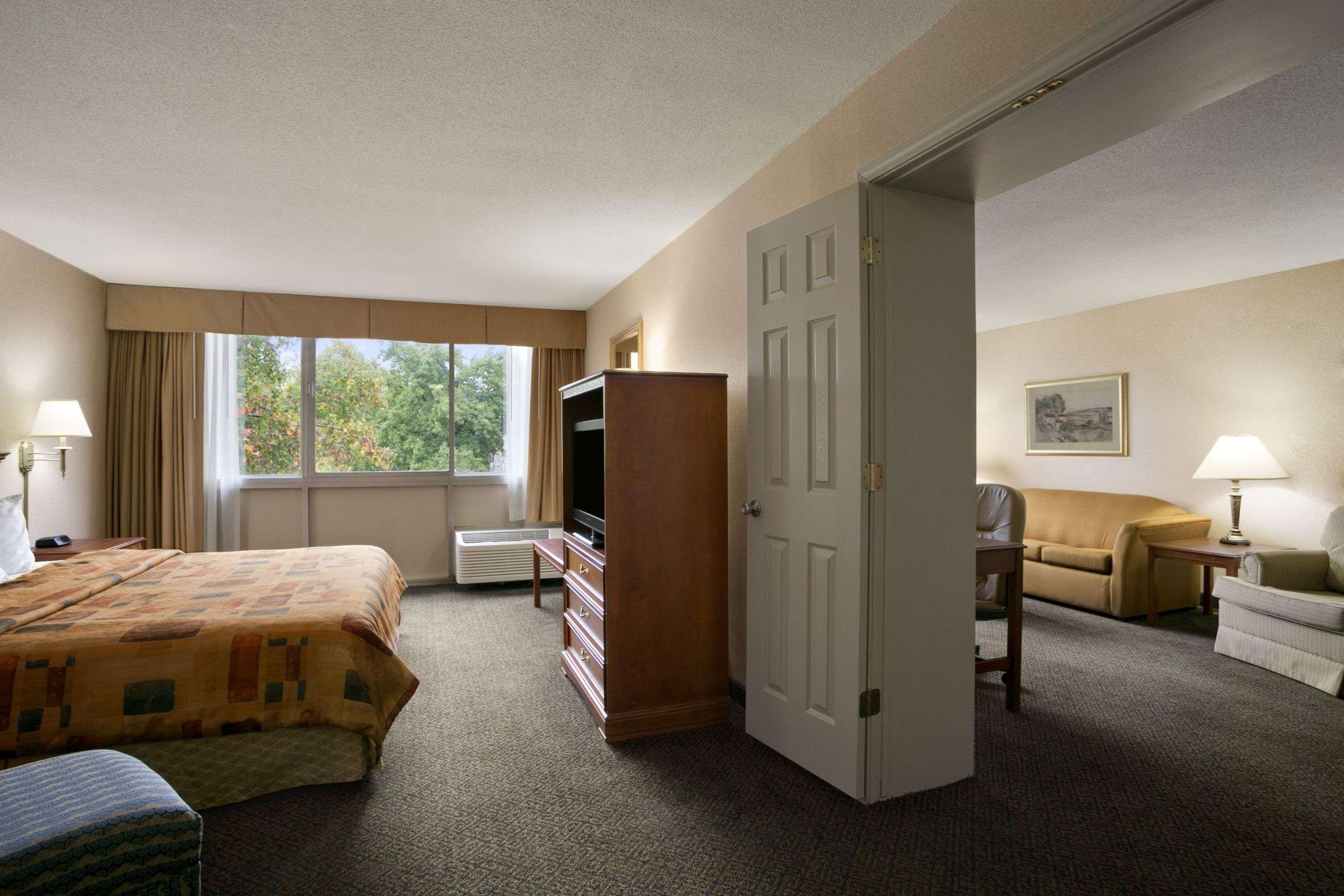 Days Inn By Wyndham Sidney Oh Exterior foto